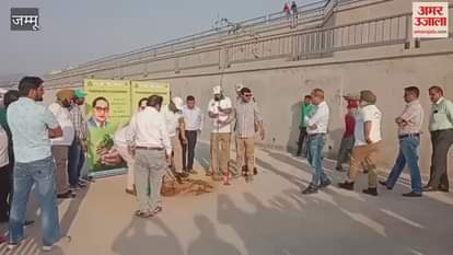 Municipal Corporation Commissioner Devash Yadav planted trees on Tawi River Front, took initiative to protect the environment