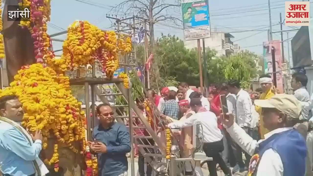 Leaders of all parties garlanded statue of Baba Saheb Ambedkar at court square in Jhansi