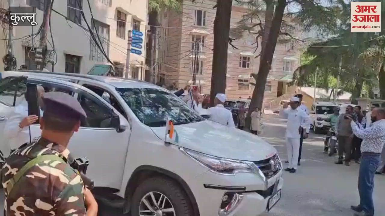 Vikramaditya Singh hoisted the flag at Dhalpur ground and took the salute of the parade