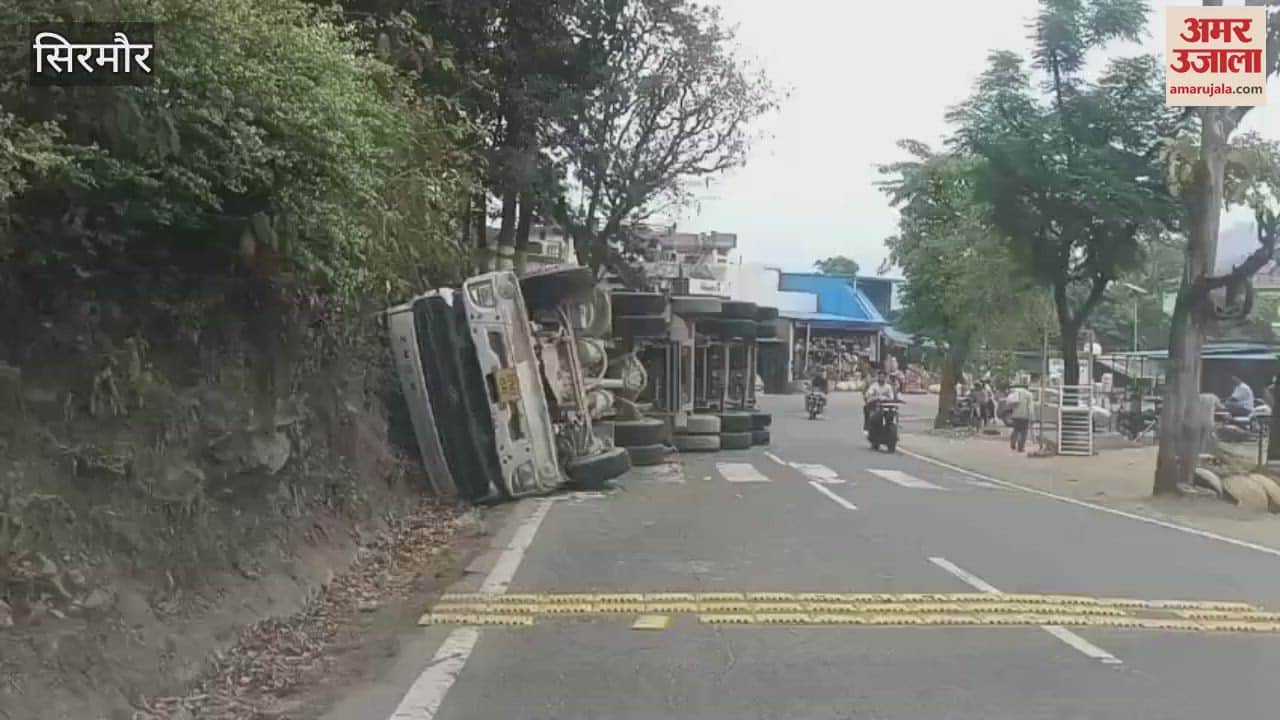 A truck overturned in Senwala on the National Highway Chandigarh-Dehradun