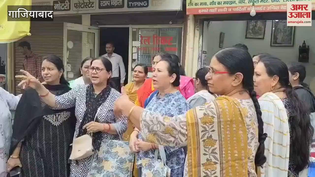 Women protesting against opening of liquor shop in Vasundhara Sector 16