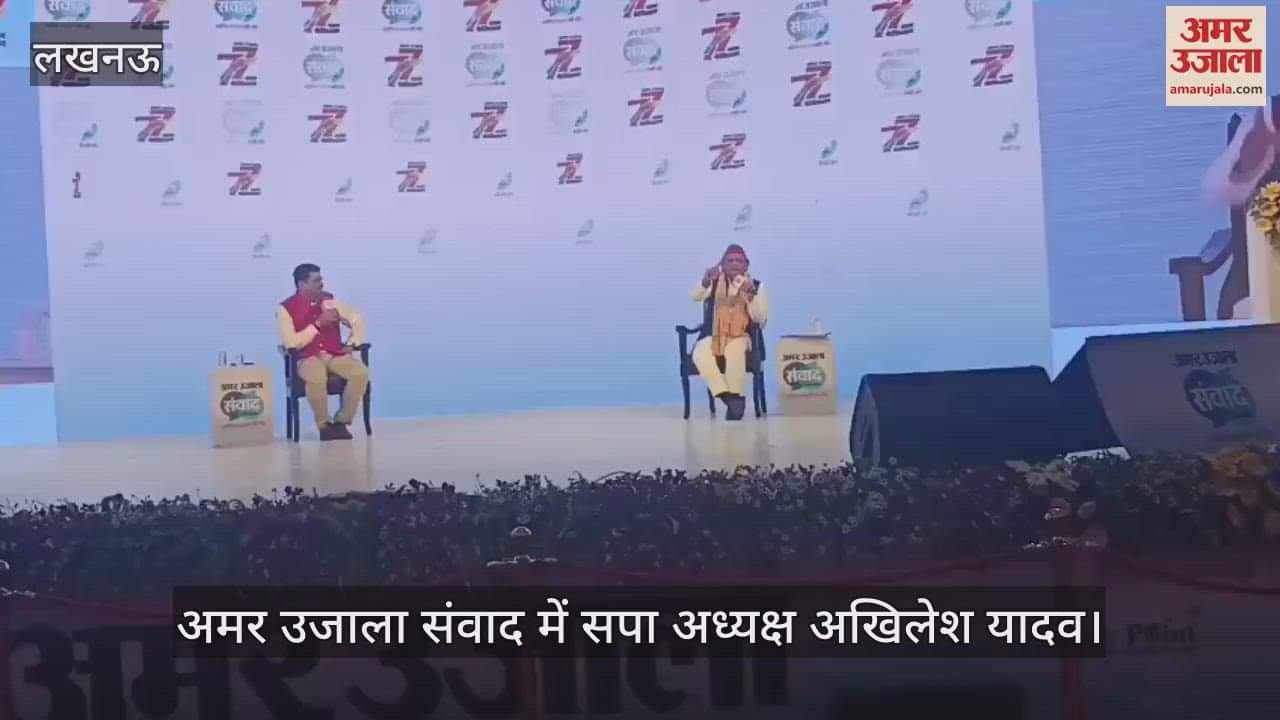 Samvad 2025: अखिलेश यादव ने बताया क्यों बदल दिया गमछे का रंग, कहा- पहले लाल रंग का पहनता था