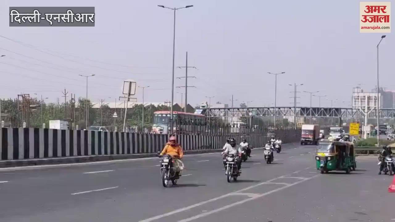 Delhi-Meerut Expressway bus drivers drop passengers on road itself