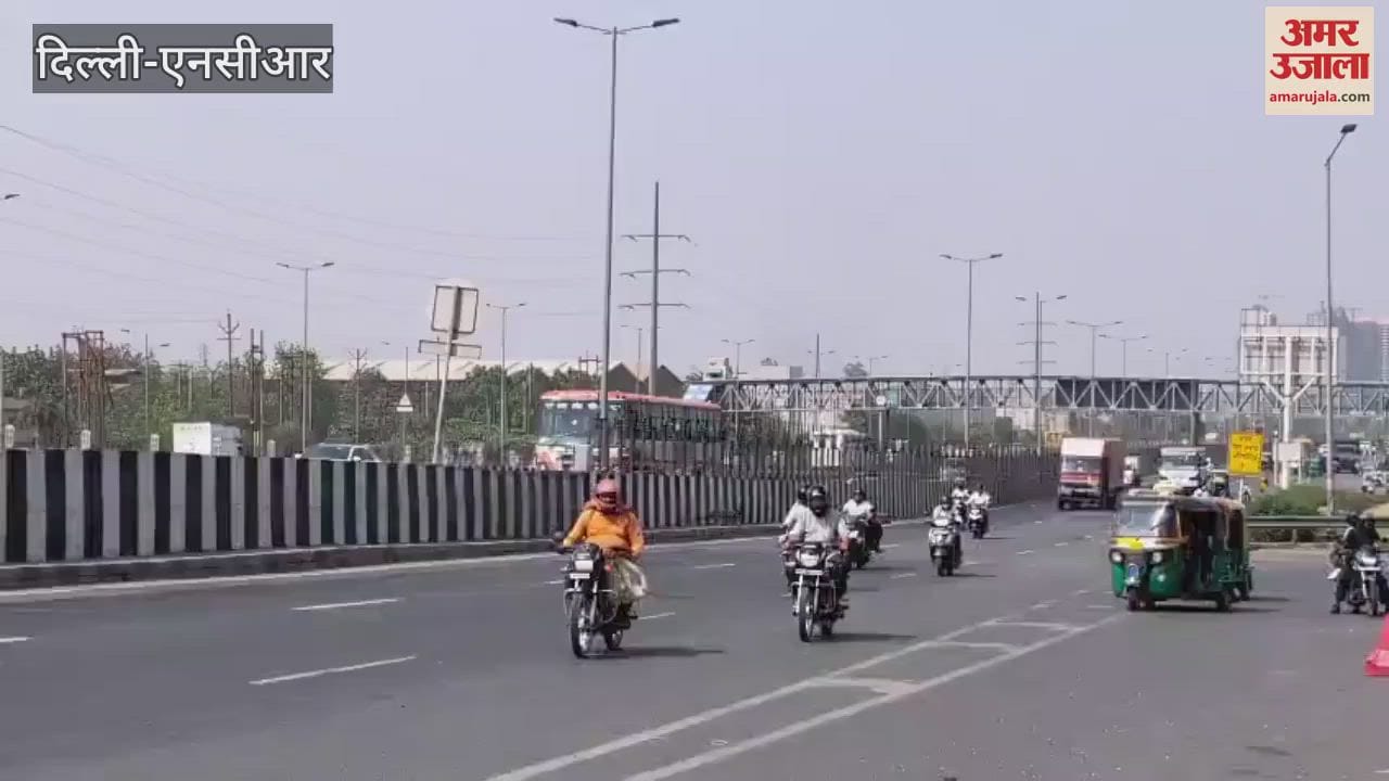 Delhi-Meerut Expressway bus drivers drop passengers on road itself