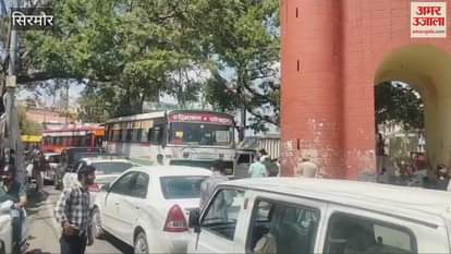 There is a jam at Delhi Gate of Nahan people are facing problems