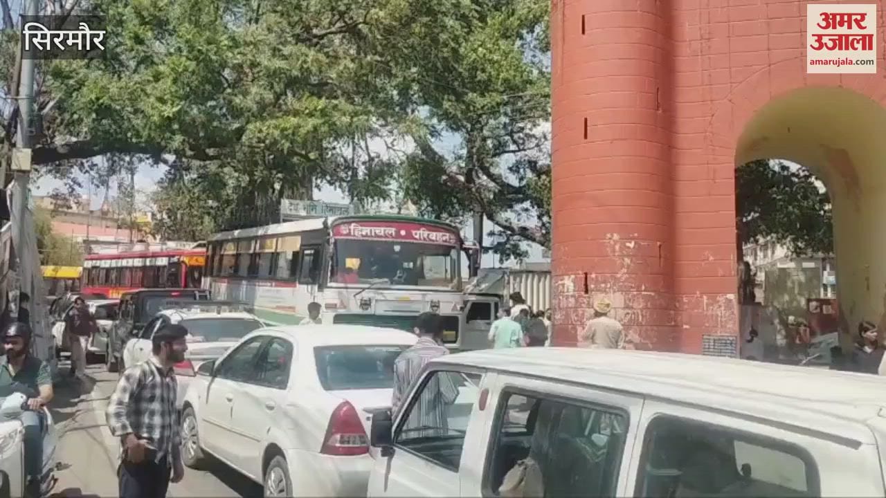 There is a jam at Delhi Gate of Nahan people are facing problems