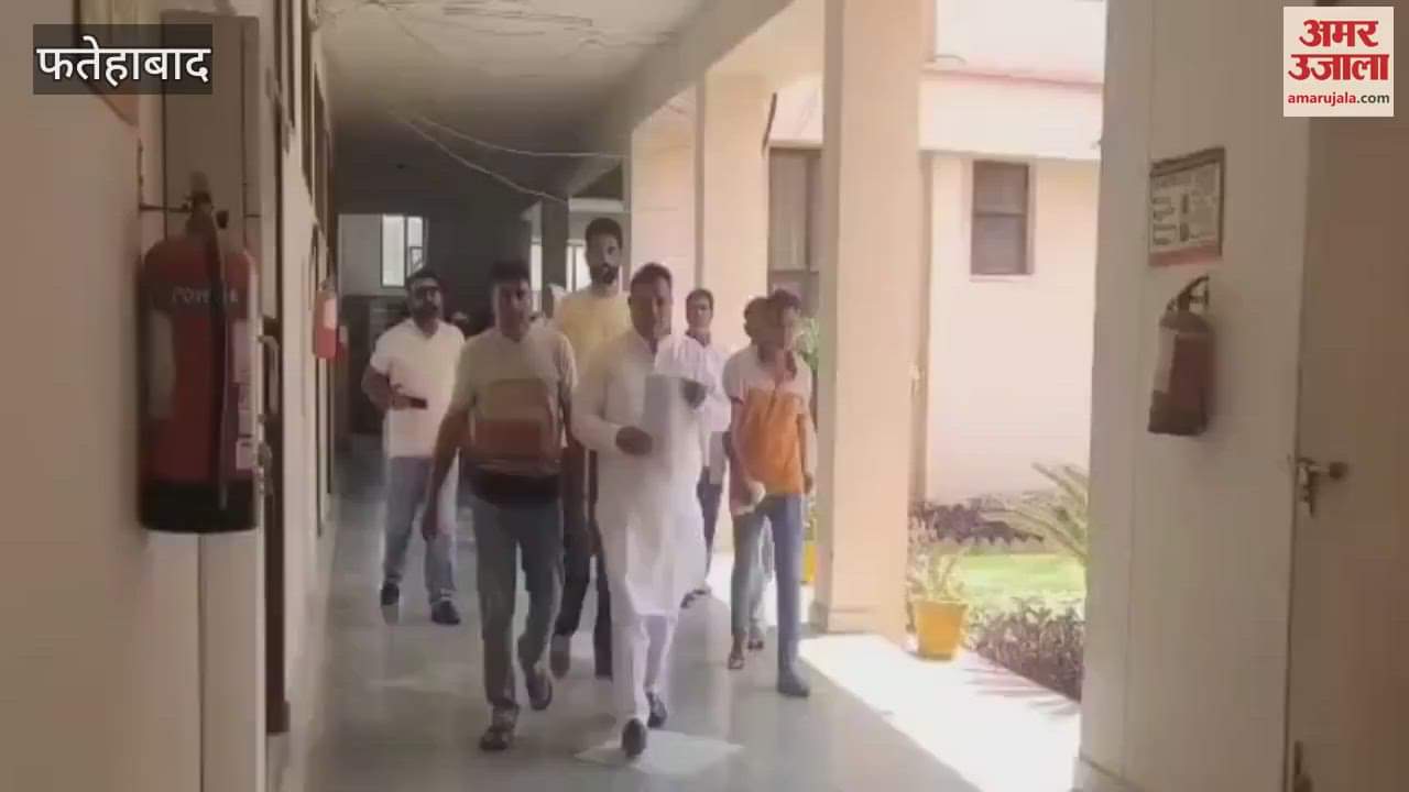 Farmers submitted a memorandum to the DC on the matter of crop burning in Saman in Tohana, Fatehabad, demanding investigation and compensation