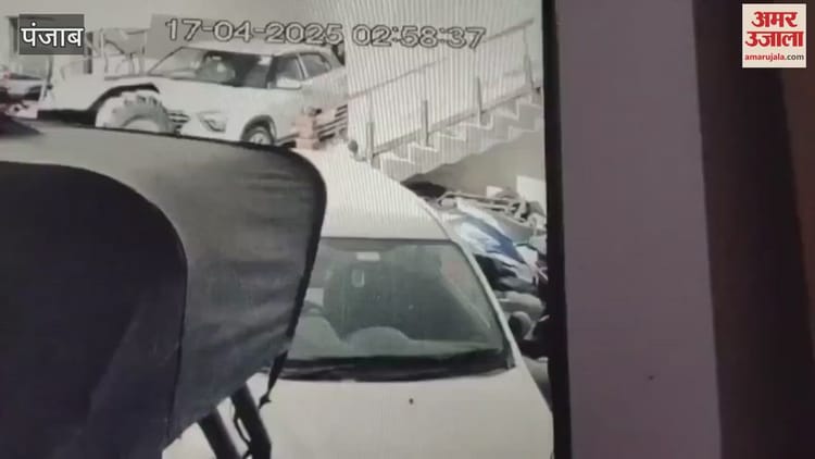 इलेक्ट्रिक स्कूटी की बैटरी में धमाका, ऑल्टो कार भी चपेट में आई