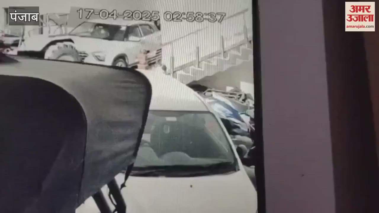 इलेक्ट्रिक स्कूटी की बैटरी में धमाका, ऑल्टो कार भी चपेट में आई