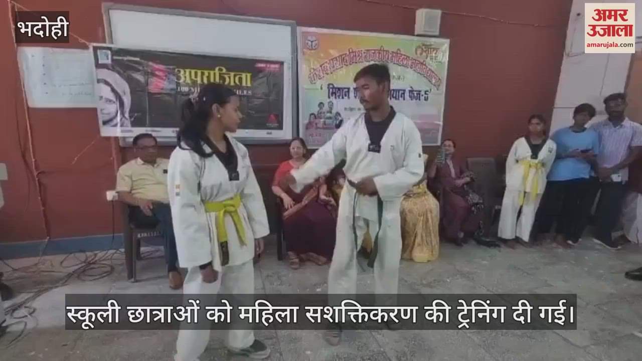 Self-defense training was given to girl students in Bhadohi