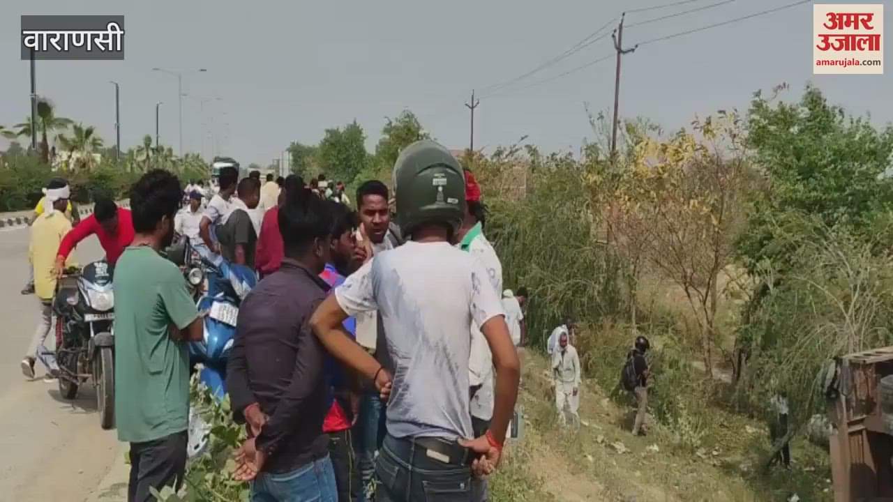 Road Accident in varanasi truck overturned looting of diesel and bananas police arrived