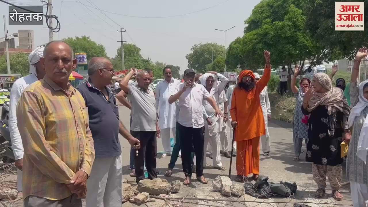 Azadgarh residents came out on the road for drinking water in Rohtak, blocked the road for one and a half hours