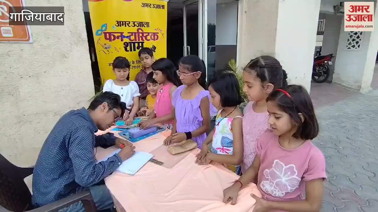 Children registering to participate in the Fantastic Evening programme organised in Ghaziabad