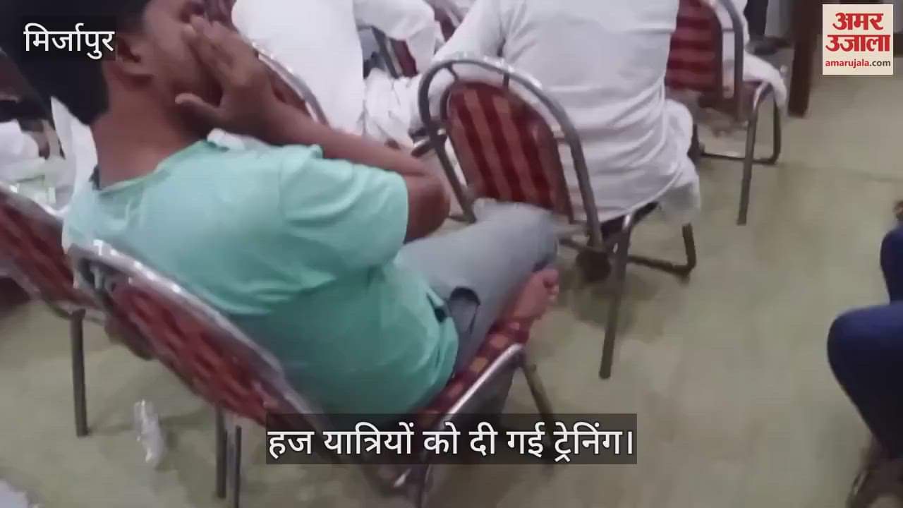 Training given to Haj pilgrims in Mirzapur trainer Maulana Najm Ali gave information