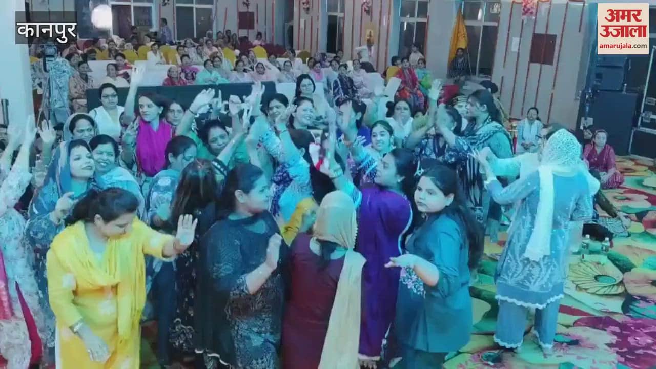 Women danced to the bhajans in the 17th death anniversary festival of Swami Shiv Bhajan Ji Maharaj