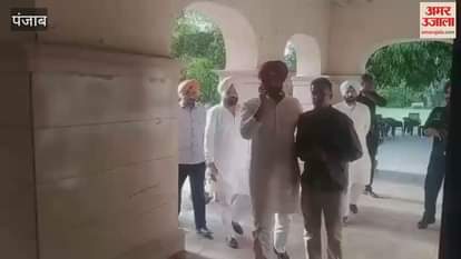 Punjab Congress President Amarinder Singh Raja Vading met farmers