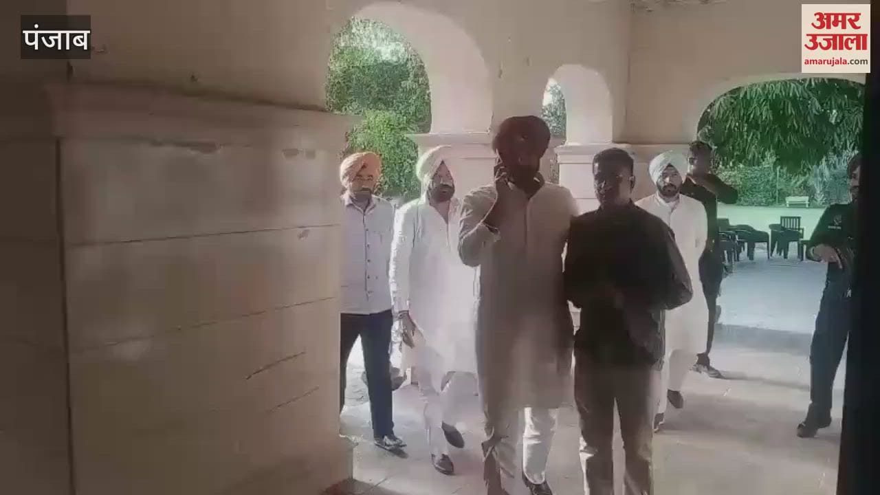 Punjab Congress President Amarinder Singh Raja Vading met farmers