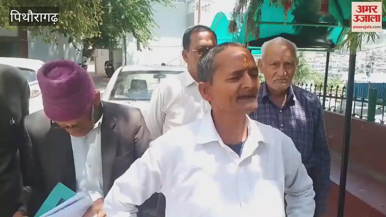 धारी और डुंगरा के ग्रामीणों ने की सड़क की मांग, डीएम को ज्ञापन सौंपा