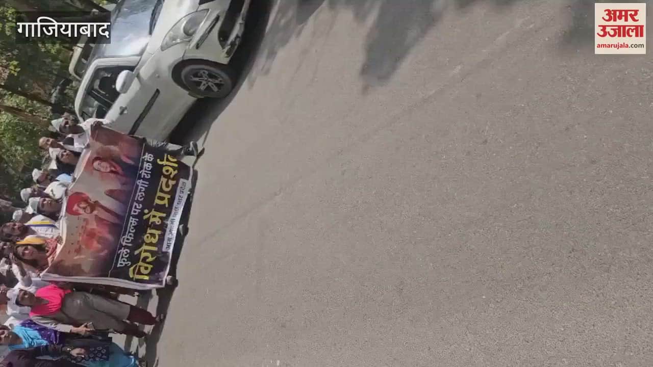 AAP s protest against ban imposed by Censor Board on film based on life of Mahatma Jyotiba Phule