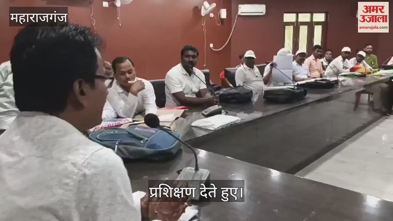 Training given to fertilizer and seed shopkeepers under Desi program