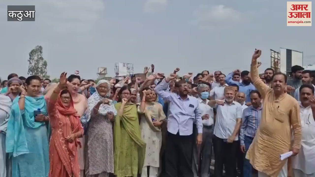 Chaos over opening of liquor shop in Kalibari, Kathua, locals protest