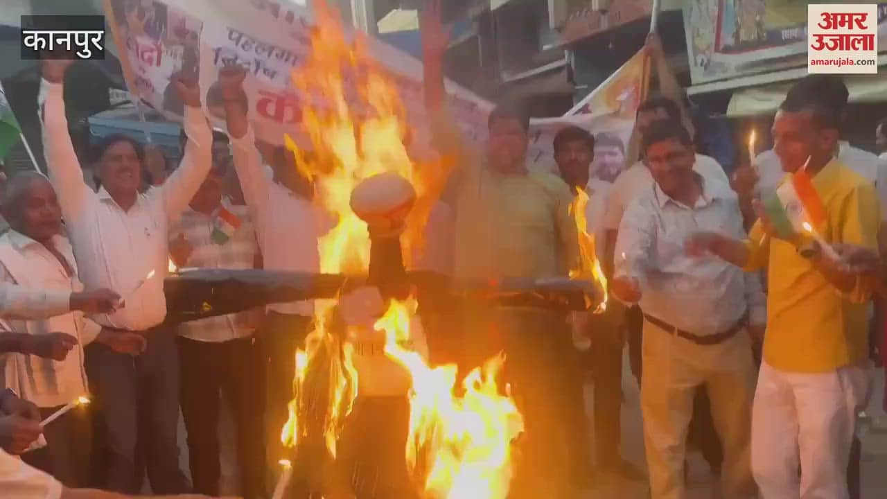 Angry traders burnt the effigy of terrorism after the terrorist incident in Pahalgam