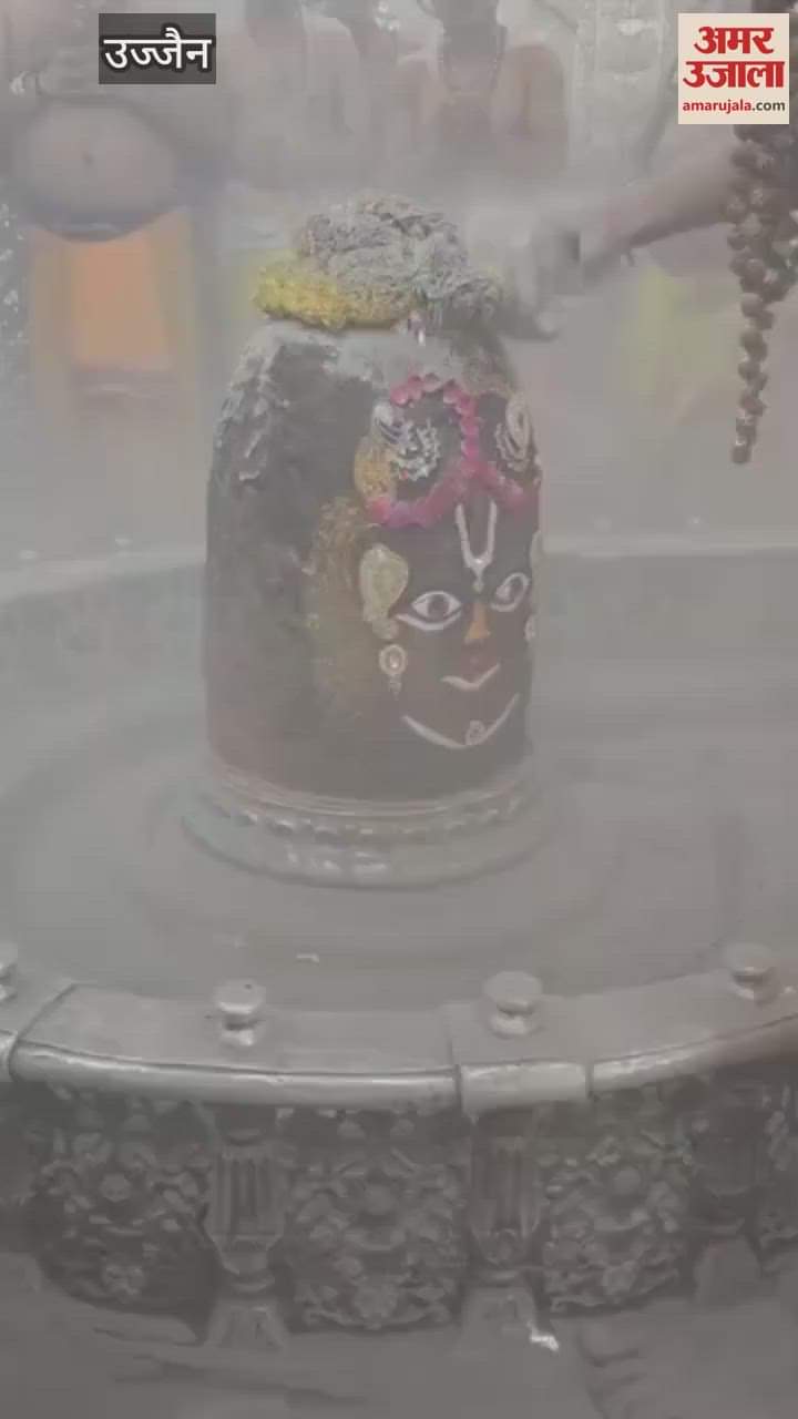 Baba Mahakal dressed like Ekadashi, Vaishnav Tilak forehead and Mogra garland his neck ashes