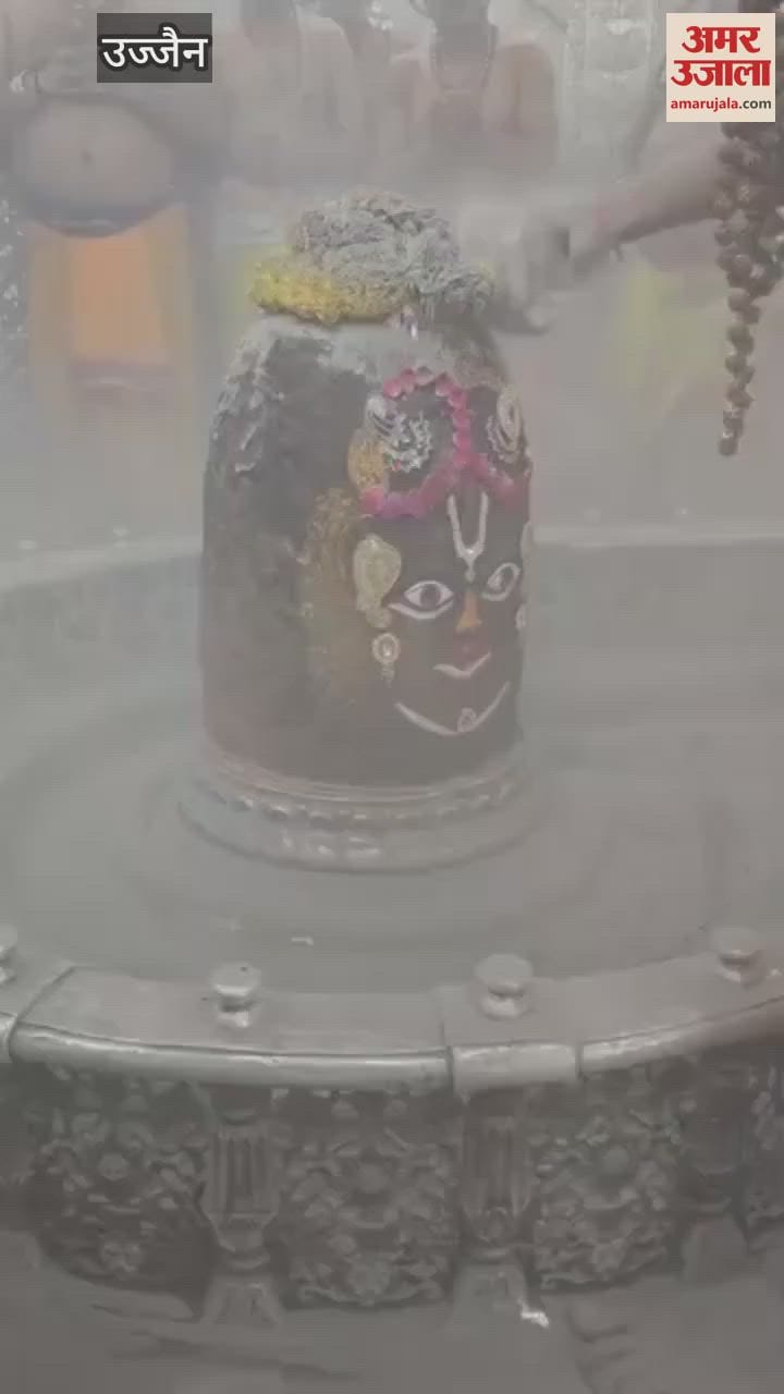 Baba Mahakal dressed like Ekadashi, Vaishnav Tilak forehead and Mogra garland his neck ashes
