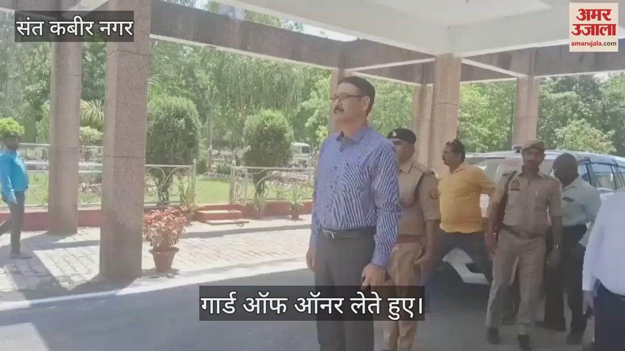 DM Alok took charge, police gave guard of honor