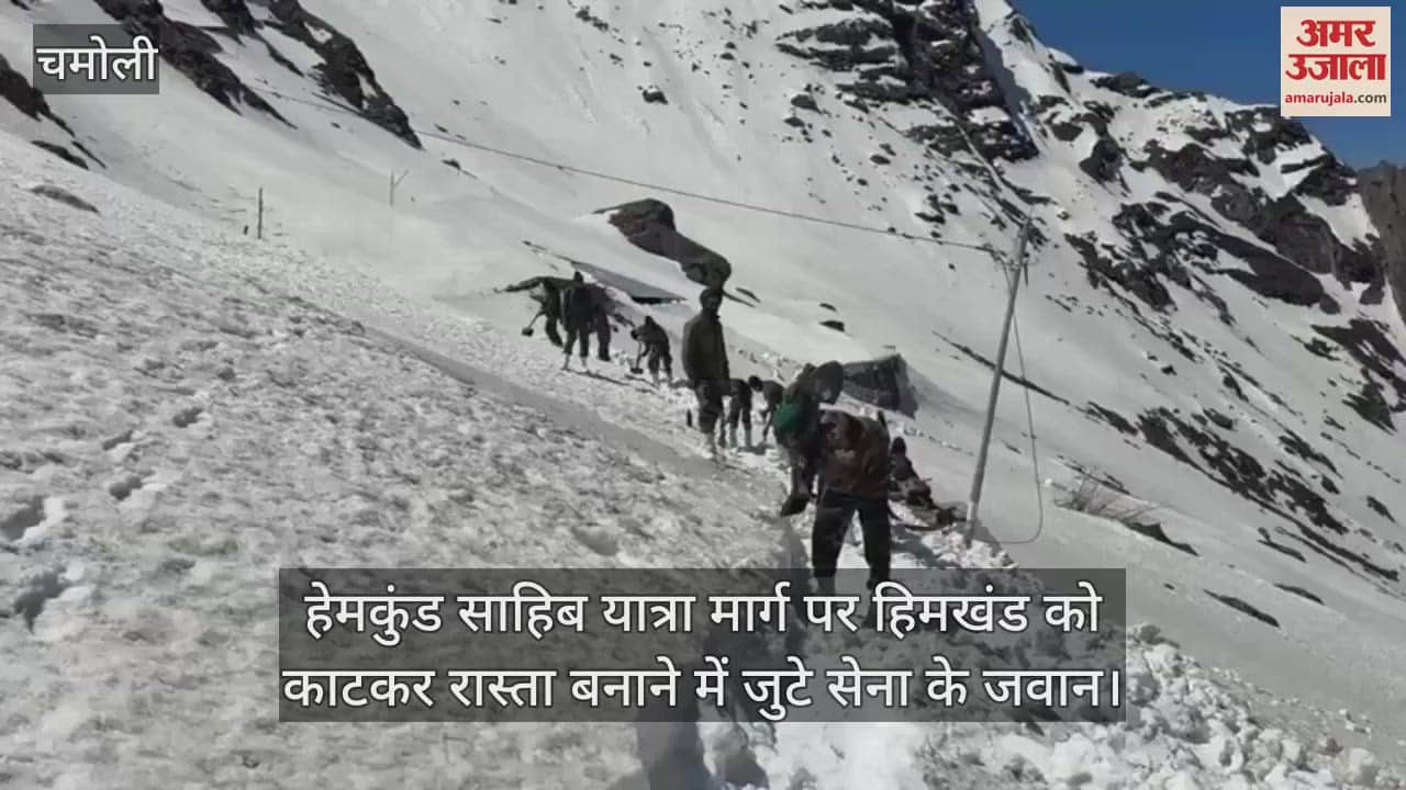Army personnel busy cutting the iceberg to make a path on Hemkund Sahib Yatra rou
