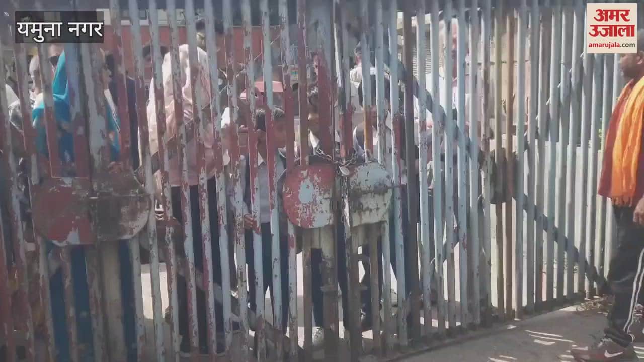 यमुनानगर में 200 क्वार्टर के घरों को गिराने पहुंचा प्रशासन, लोगों ने गेट किया बंद