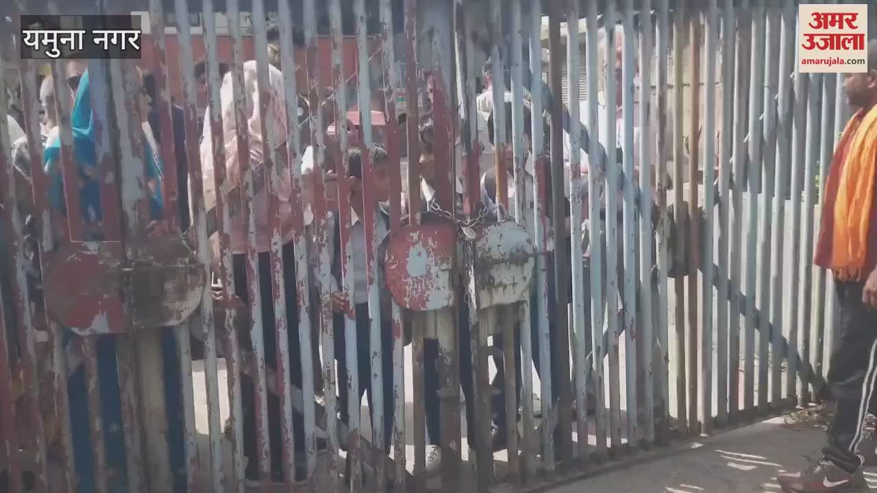 यमुनानगर में 200 क्वार्टर के घरों को गिराने पहुंचा प्रशासन, लोगों ने गेट किया बंद
