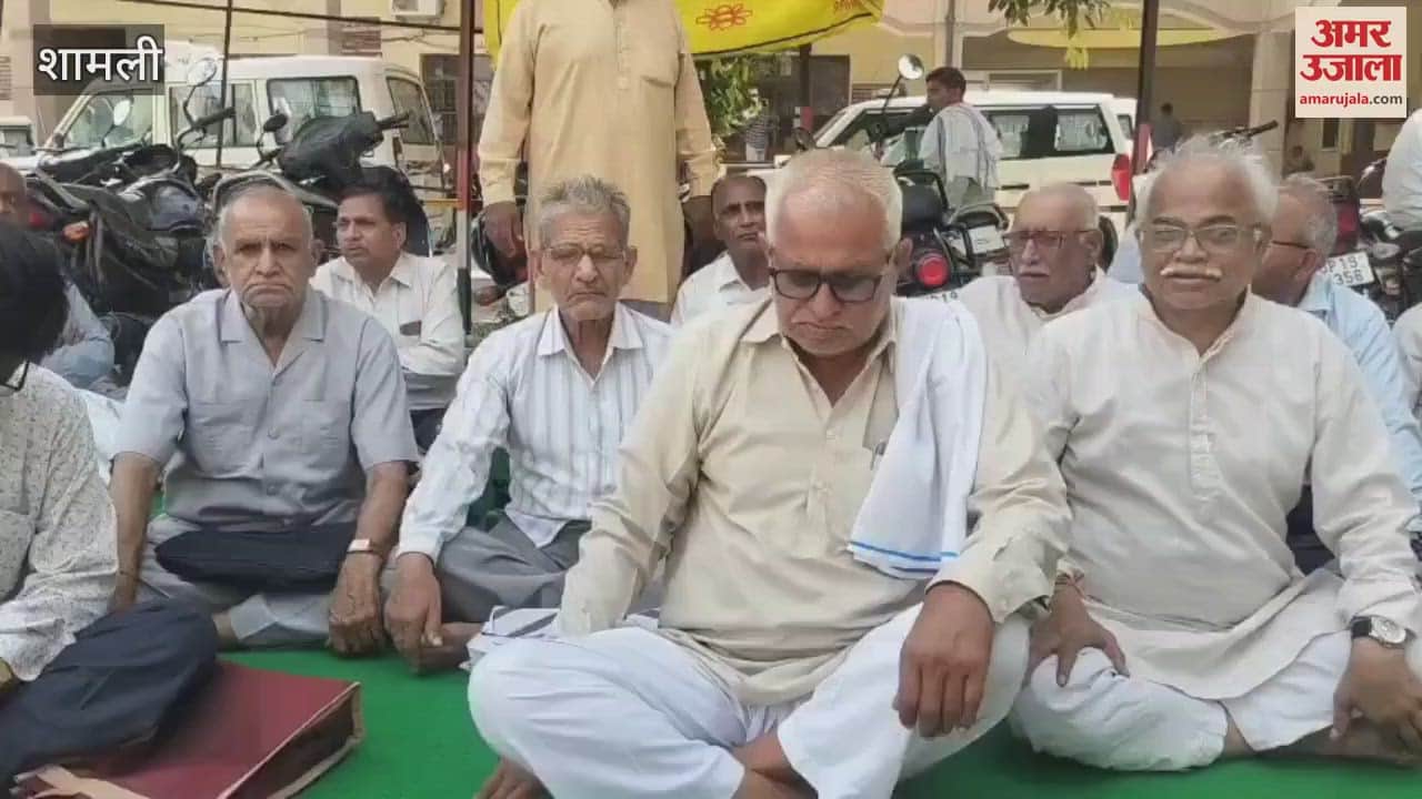 In Shamli, retired employees staged a sit-in protest in the Collectorate over various demands