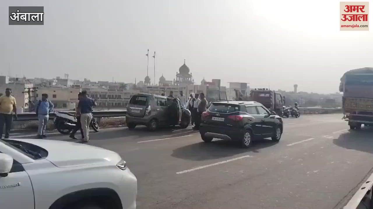 अंबाला में बीच हाईवे पर पलटी कार, तीन घायल