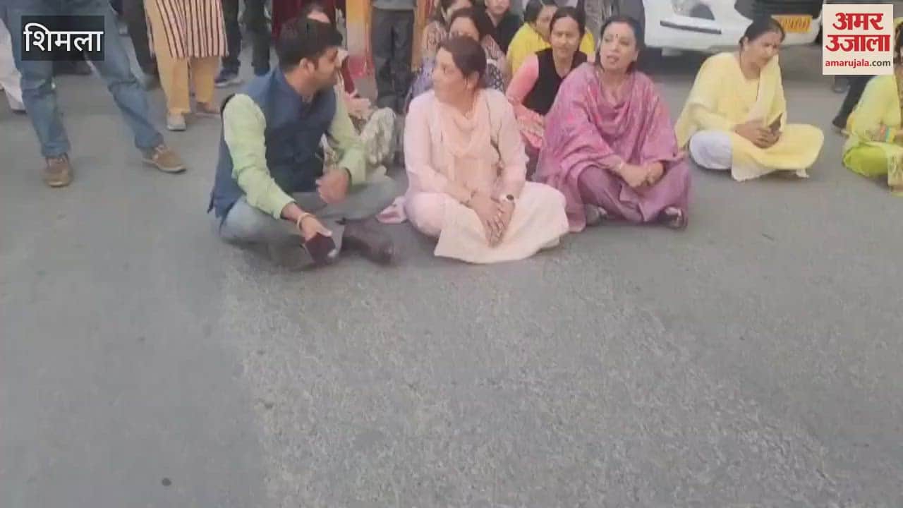 Shimla People blocked the road in Kaithu in protest against opening of liquor shop near the parking lot