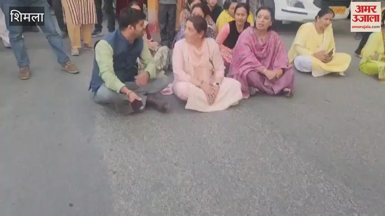 Shimla People blocked the road in Kaithu in protest against opening of liquor shop near the parking lot