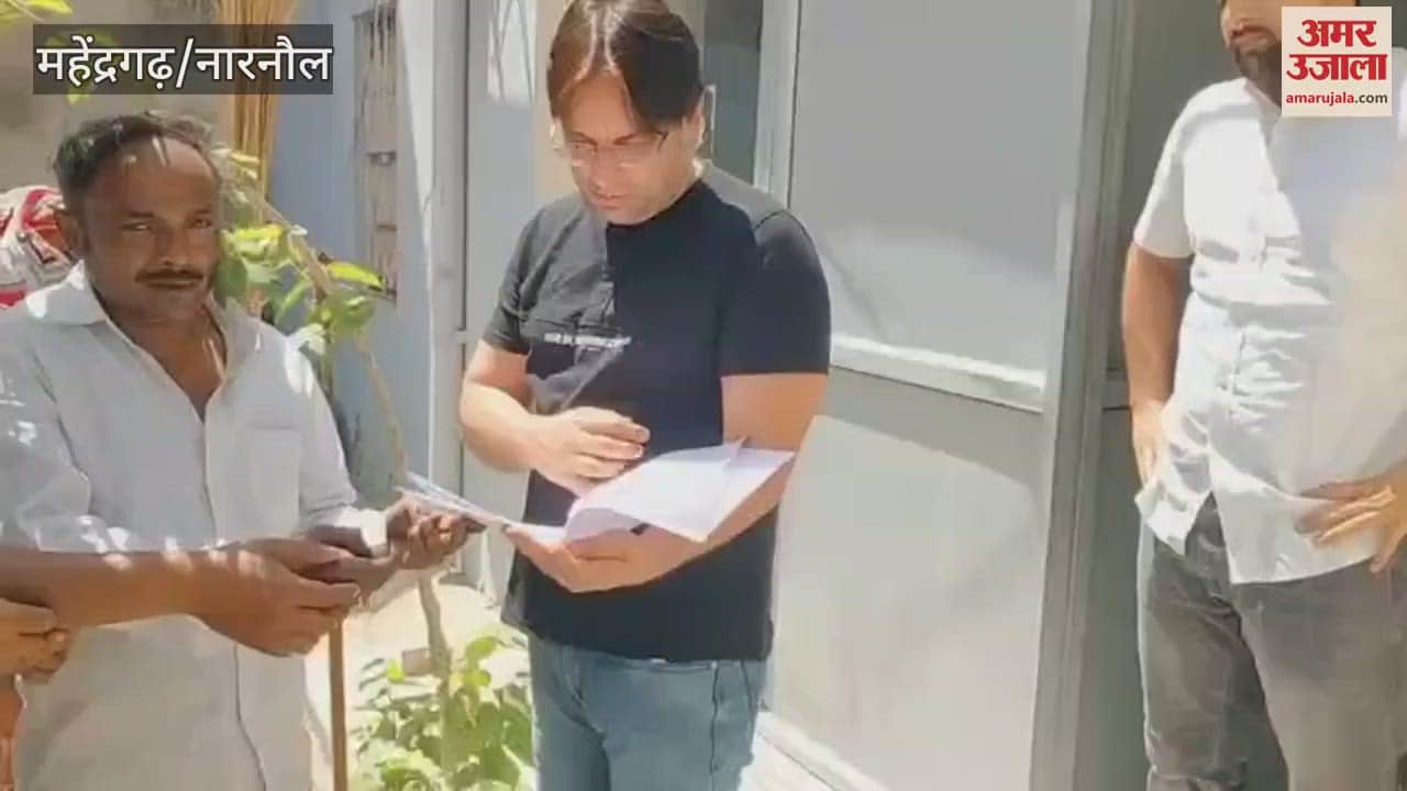 In Mahendragarh, municipal sanitation workers expressed their anger by raising anti-government slogans regarding their demands