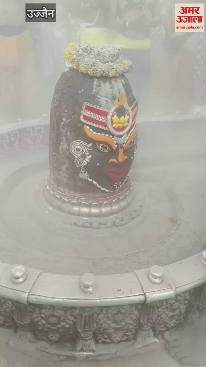 Shivling seen the head Baba Mahakal today, decorated in such the devotees kept watching
