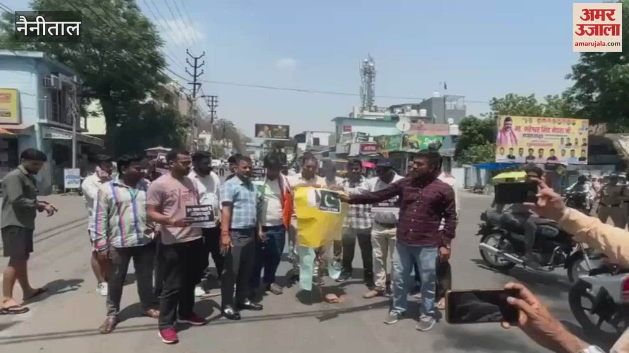 युवा कांग्रेस ने आतंकवाद का पुतला दहन कर पाकिस्तान के झंडे जलाए