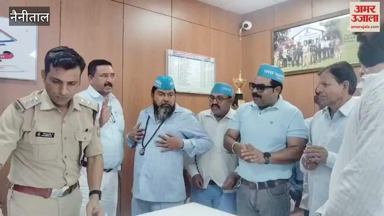 वाल्मीकि समाज के लोगों का कोतवाली में प्रदर्शन