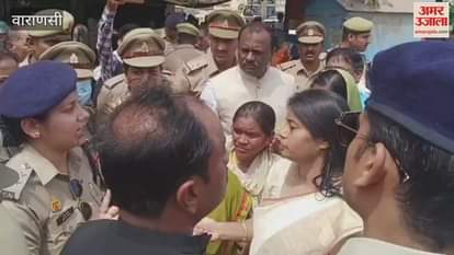 MLA Pallavi Patel climbed over the barricades in Varanasi