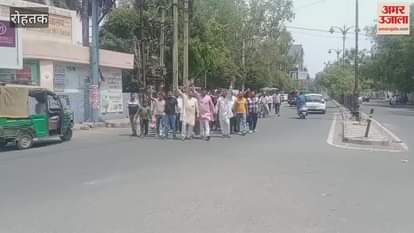 Private school operators took to the streets in protest against the closure of unrecognized schools in Rohtak