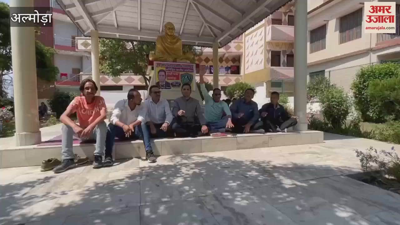 अल्मोड़ा: राष्ट्र नीति संगठन का अनिश्चितकालीन धरना 12वें दिन भी जारी, मांगों को लेकर किया प्रदर्शन