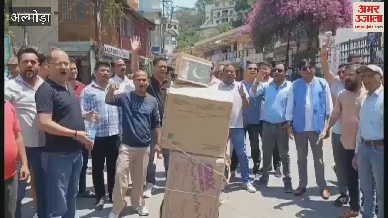 अल्मोड़ा: पहलगाम आतंकी हमले के विरोध में पाकिस्तान व आतंकवाद का पुतला फूंका