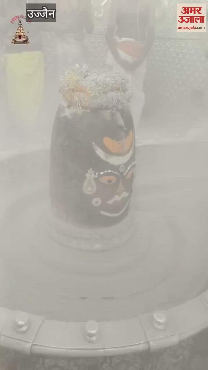 Baba Mahakal dressed silver crown moon day, gave divine darshan Bhasma Aarti