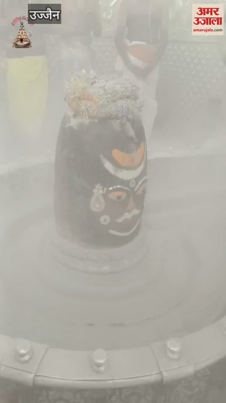 Baba Mahakal dressed silver crown moon day, gave divine darshan Bhasma Aarti