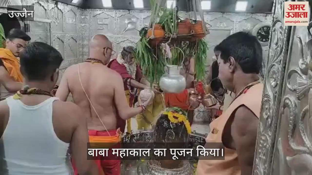 Mahamandleshwar Swami Vishwamatanand Maharaj worshiped Baba Mahakal sanctum sanctorum