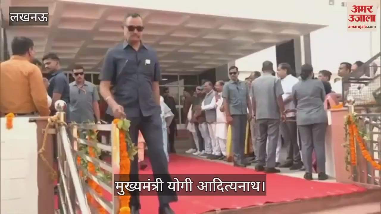 UP: सीएम योगी ने पूर्व मुख्यमंत्री हेमवंती नंदन की प्रतिमा पर की पुष्पांजलि, उनके योगदान को किया याद