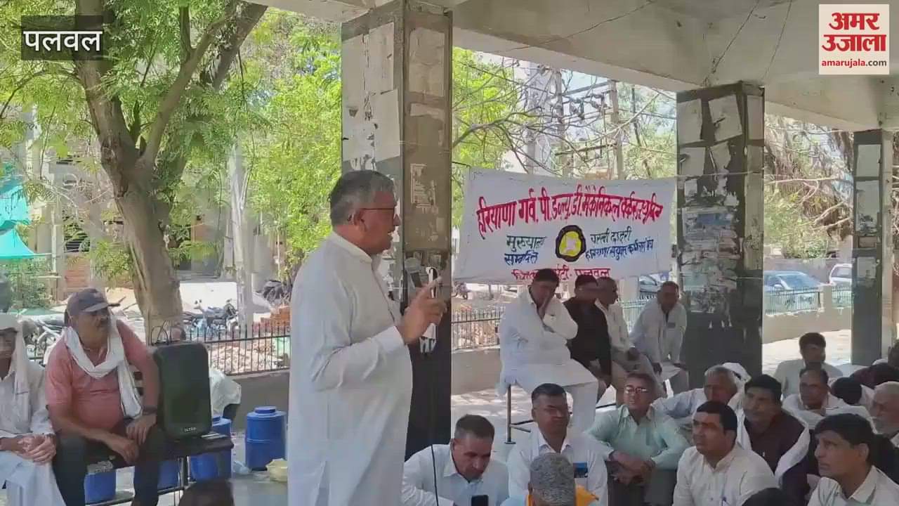Haryana Garv. PWD Mechanical Workers Union staged a sit-in protest