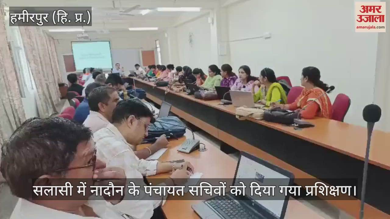 Hamirpur: Training given to Panchayat Secretaries of Naidun in Salasi